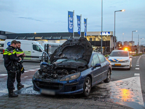 Auto vliegt in brand tijdens rijden